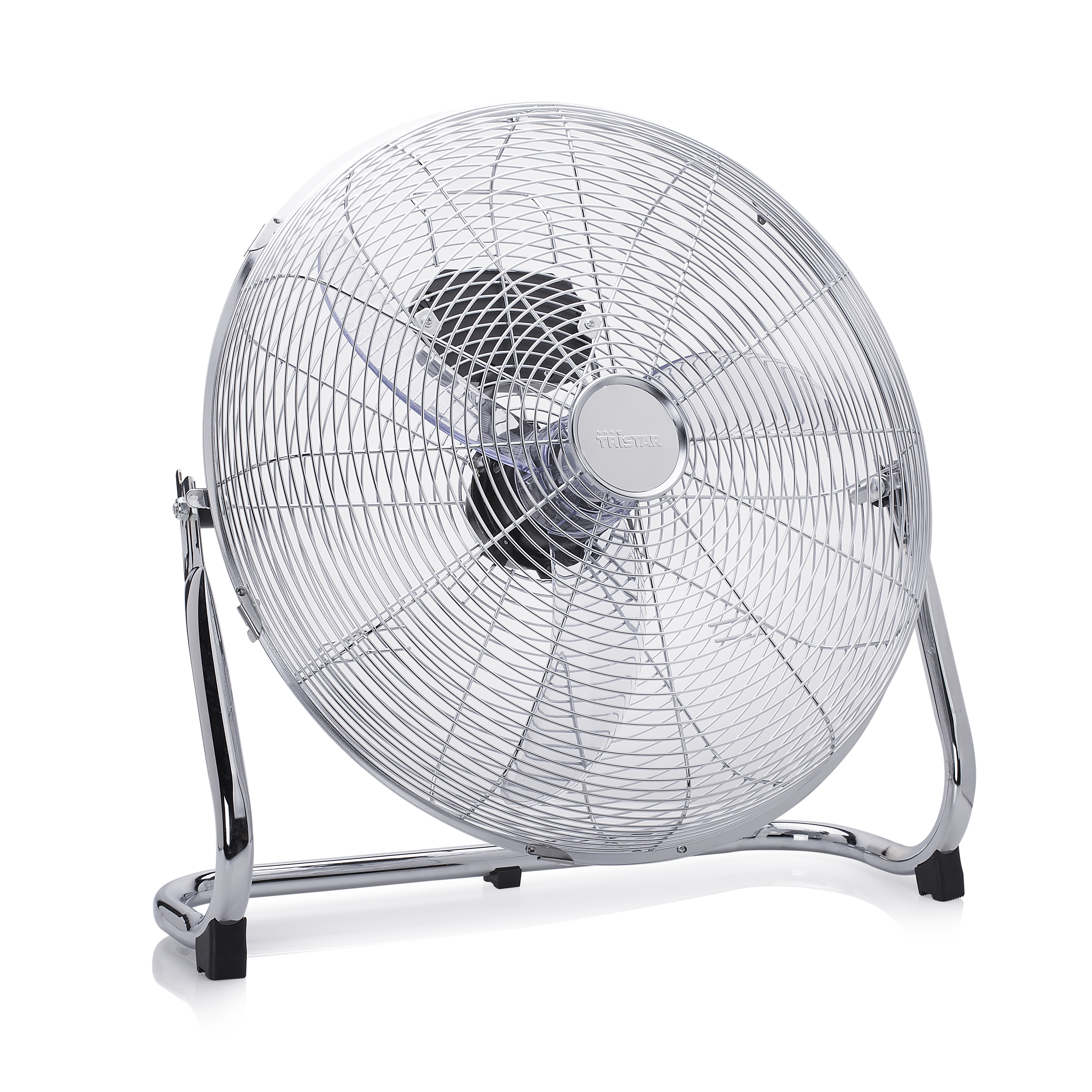Een verchroomde metalen ventilator met een beschermende kooi. De ventilator staat op een standaard en heeft zwarte bladen. De achtergrond is wit.