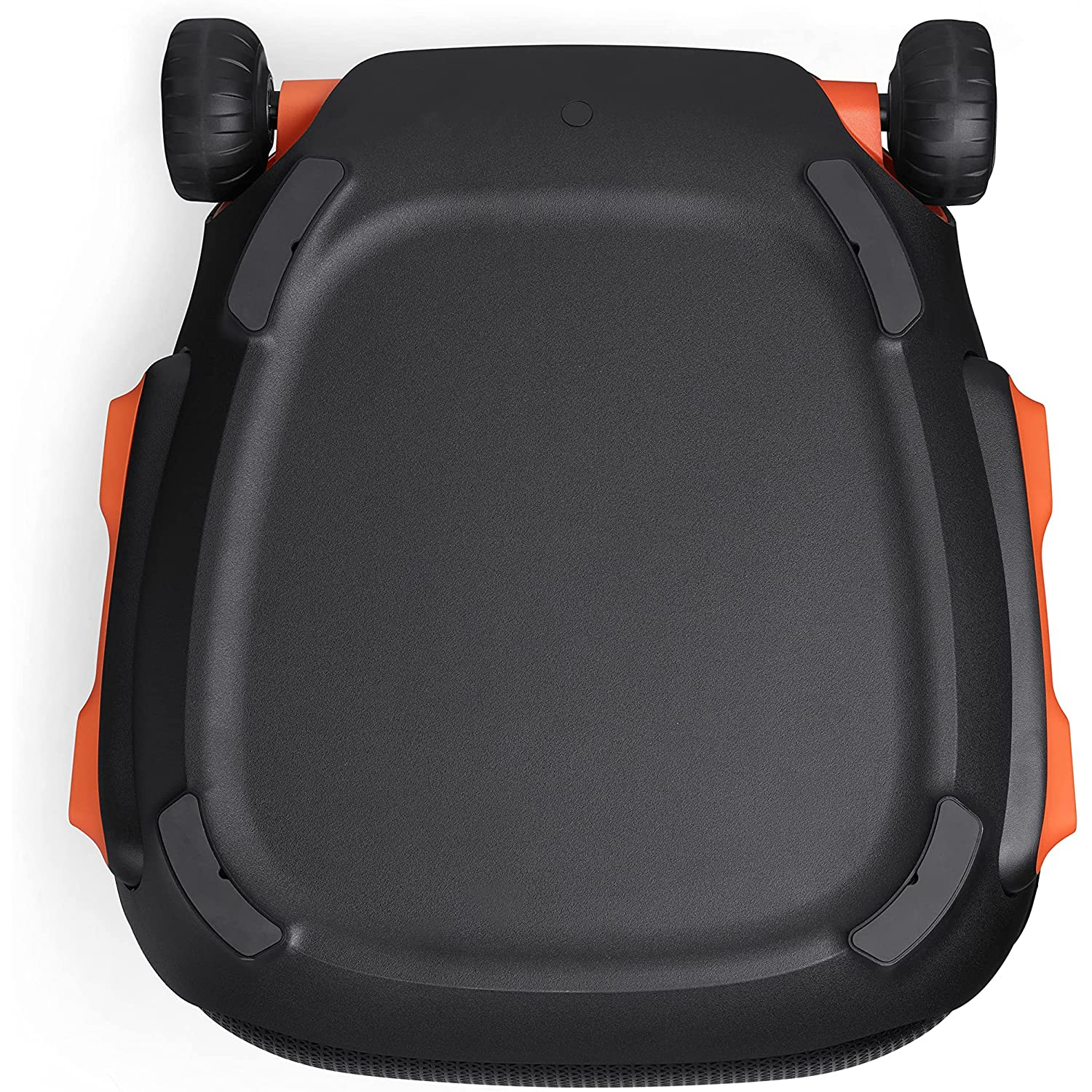 Base de silla gaming negra y naranja, vista desde abajo. Incluye ruedas y una gran zona de asiento.