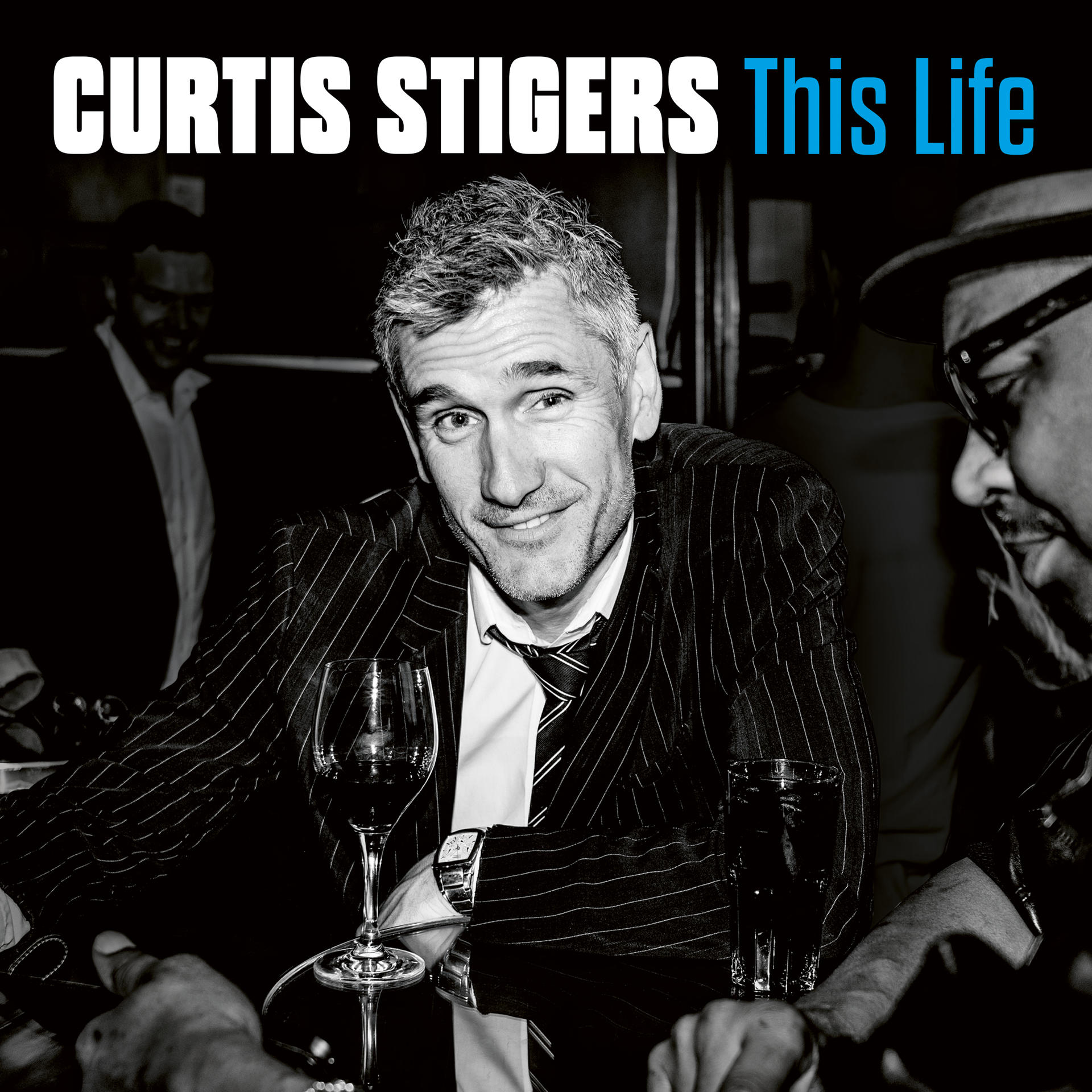 Albumcover mit Curtis Stigers. Er lächelt, trägt einen Anzug, mit anderen in einer Bar.