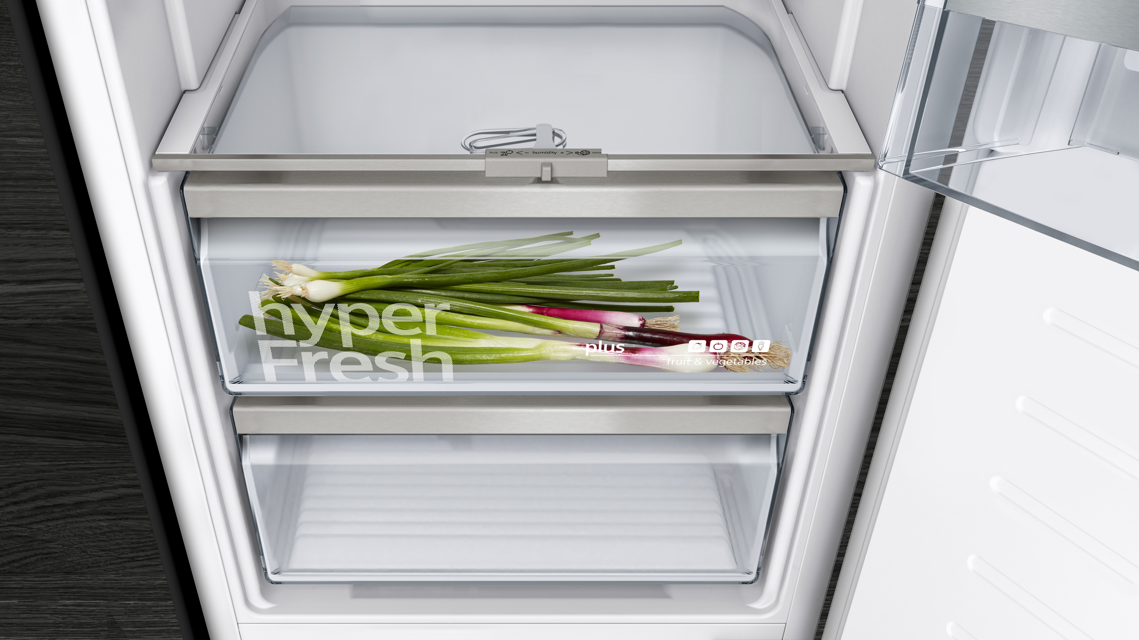 Een open koellades met bosuitjes erin. De lade heeft de woorden 'Hyper Fresh'.