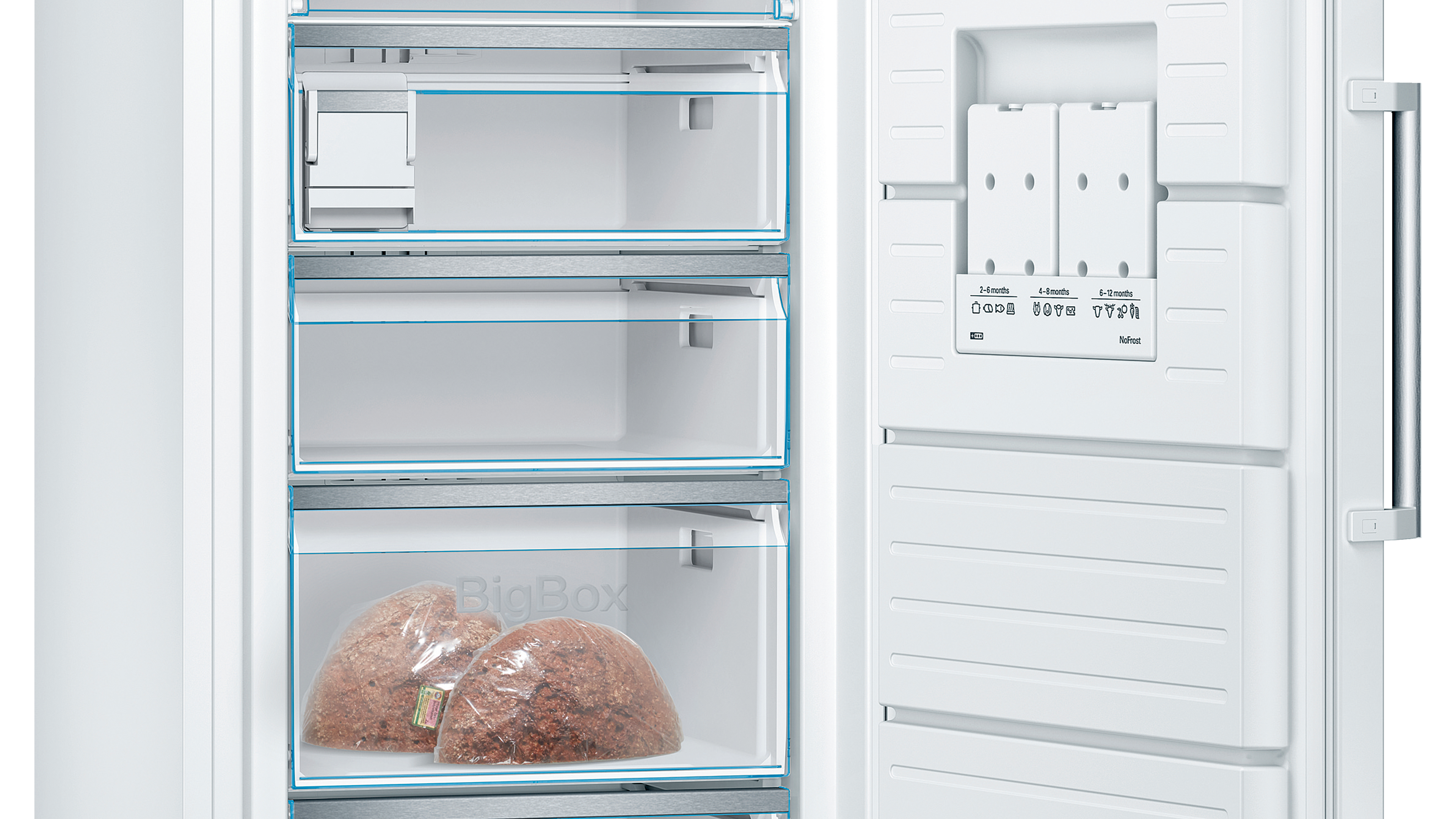 Ein offener weißer Kühlschrank mit drei Schubladen und zwei verpackten Artikeln im Inneren.