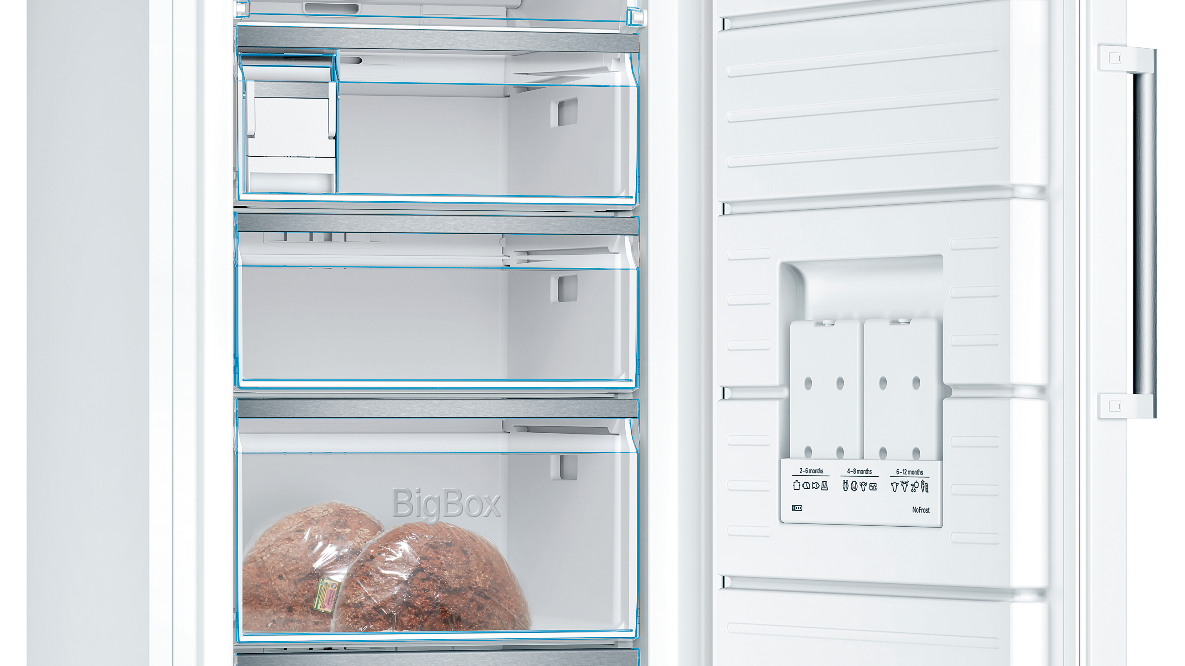 Kühlschrankinnenraum mit drei Schubladen. Zwei braune Lebensmittelpakete in BigBox.
