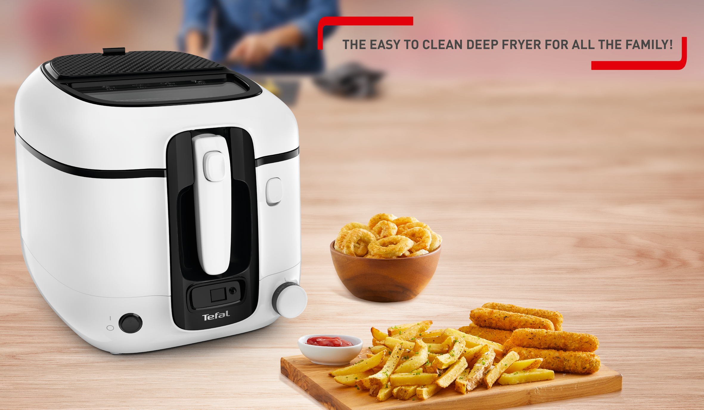 Yanında yiyecek olan beyaz bir fritöz. Metin şunları söylüyor: 'The easy to clean deep fryer'.