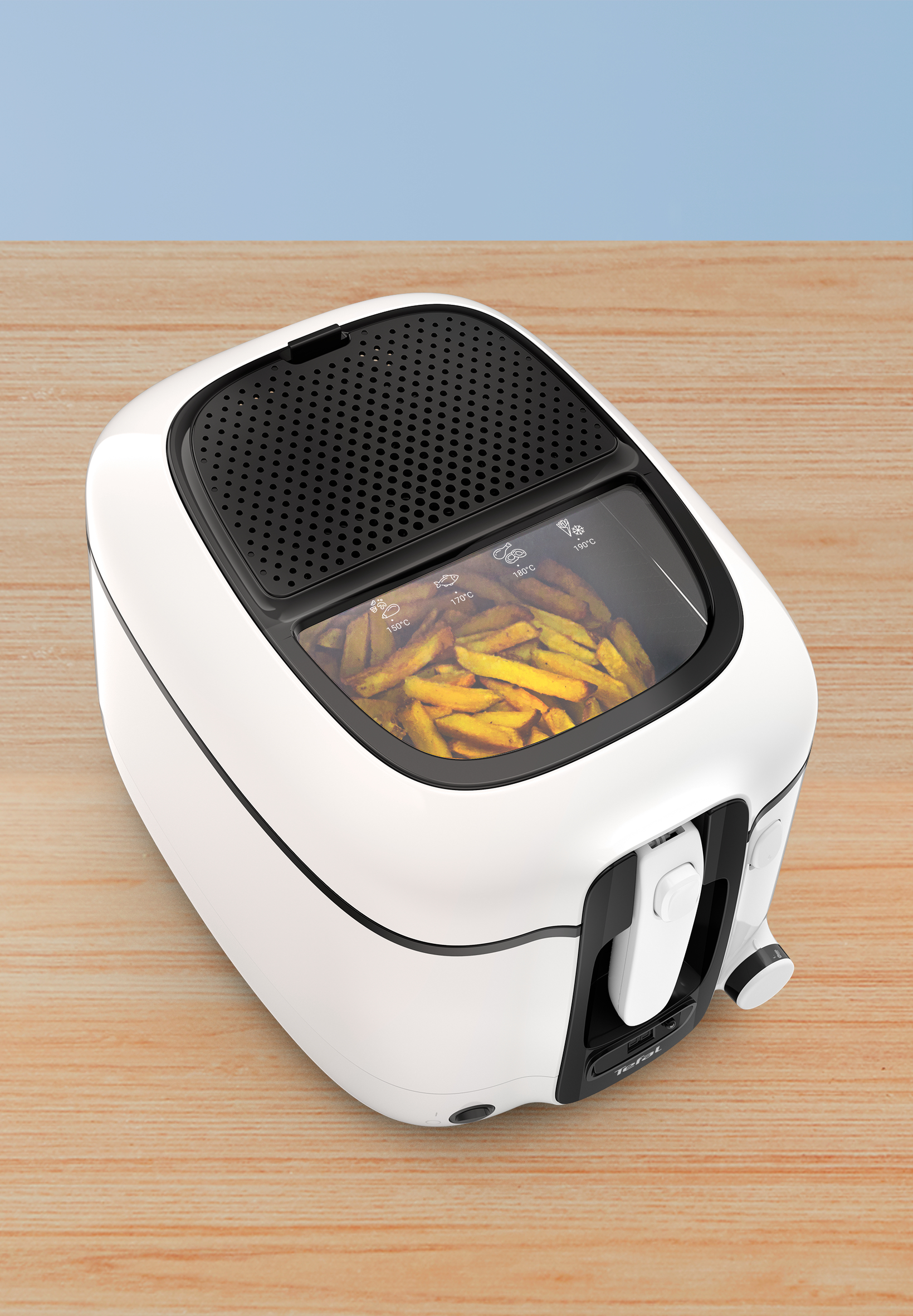İçinde patates kızartması olan beyaz bir fritöz. Yağ, şeffaf kapaktan görülebilir.