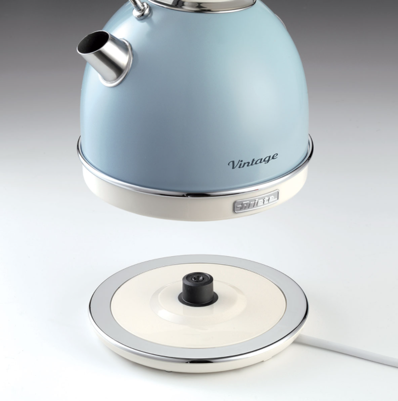 Blau-weißer Wasserkocher im Vintage-Stil auf weißer Basis. Chromakzente, Nahaufnahme.