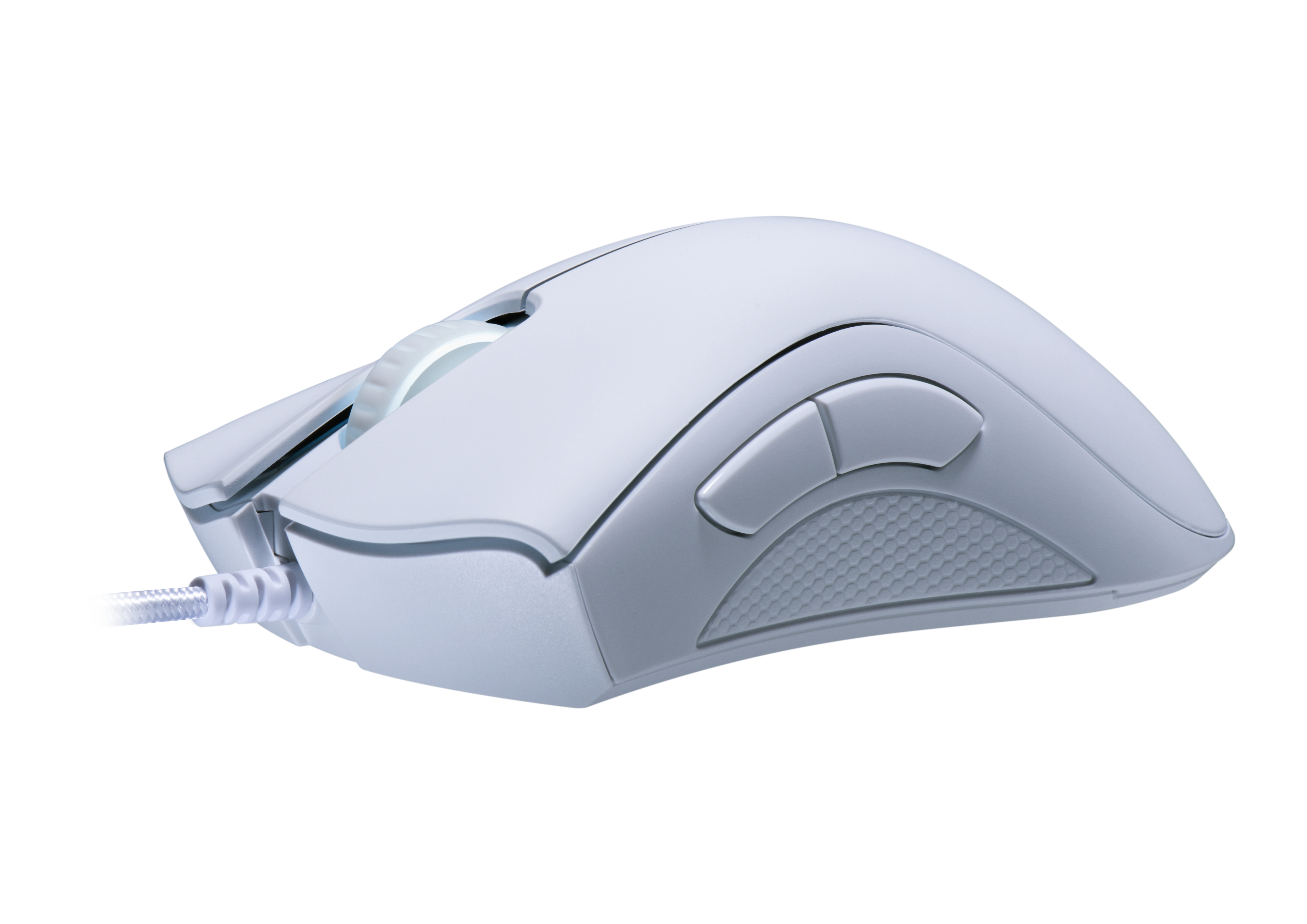 Witte gamingmuis met twee zijknoppen en een scrollwiel, op een wit oppervlak.