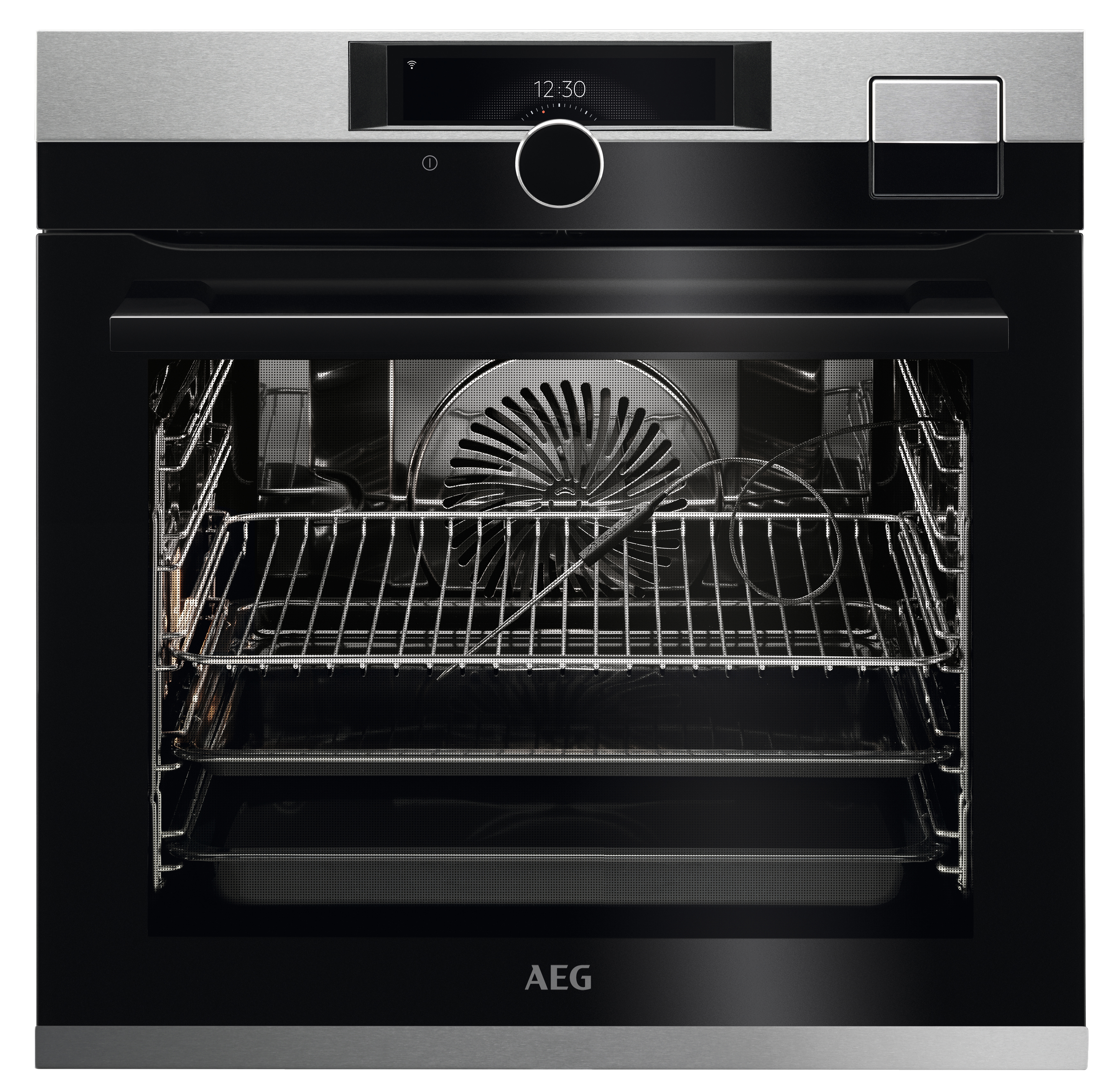 Ein AEG-Ofen mit offener Tür. Im Inneren befinden sich Gestelle und ein Ventilator. Oben ist die Bedienblende.