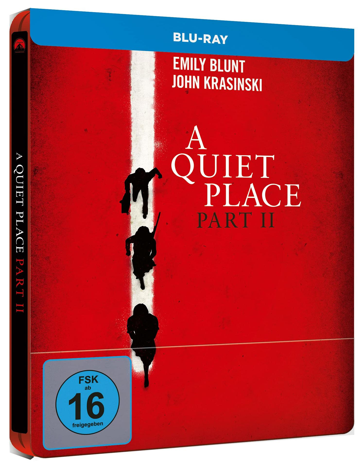 Blu-ray-Disc-Cover von 'A Quiet Place Part II' mit Emily Blunt und John Krasinski. Roter Hintergrund.