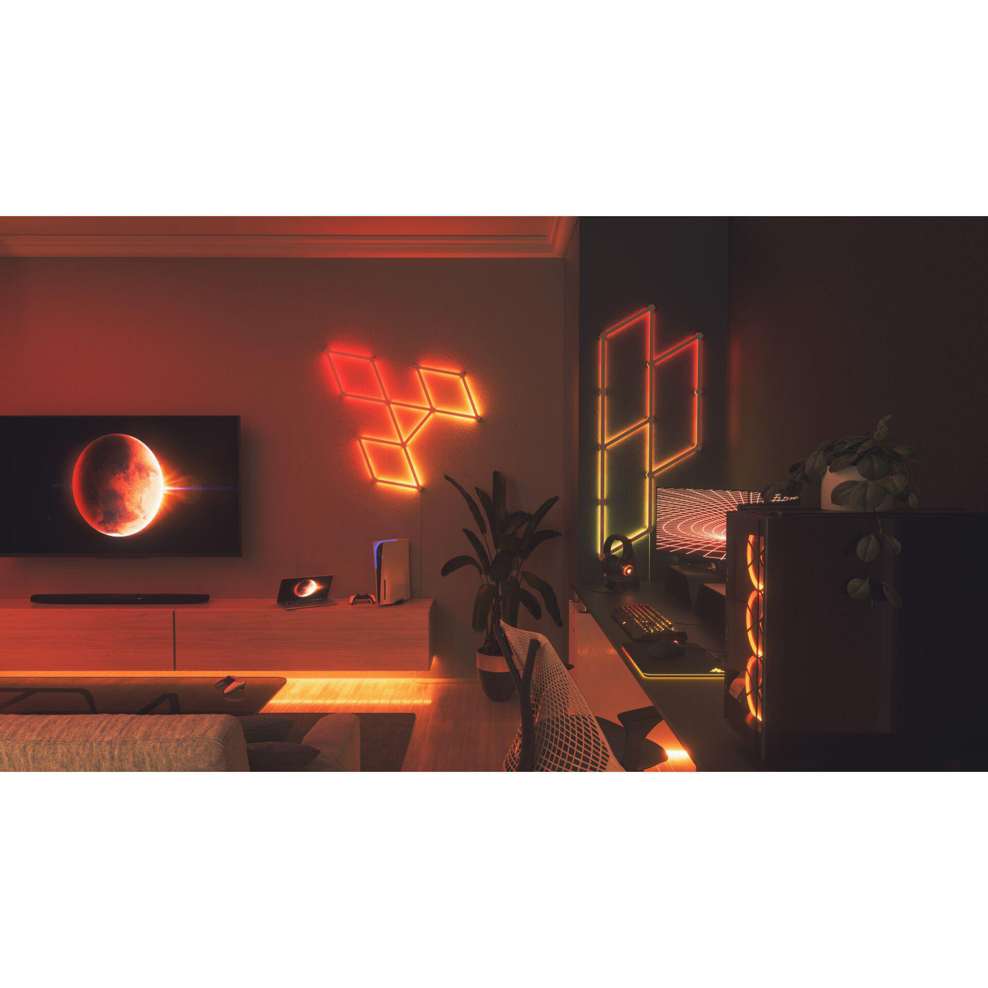 Ein modernes Wohnzimmer mit Gaming-Setup. Neonlichter sind zu sehen. TV, Konsole und PC sind sichtbar.