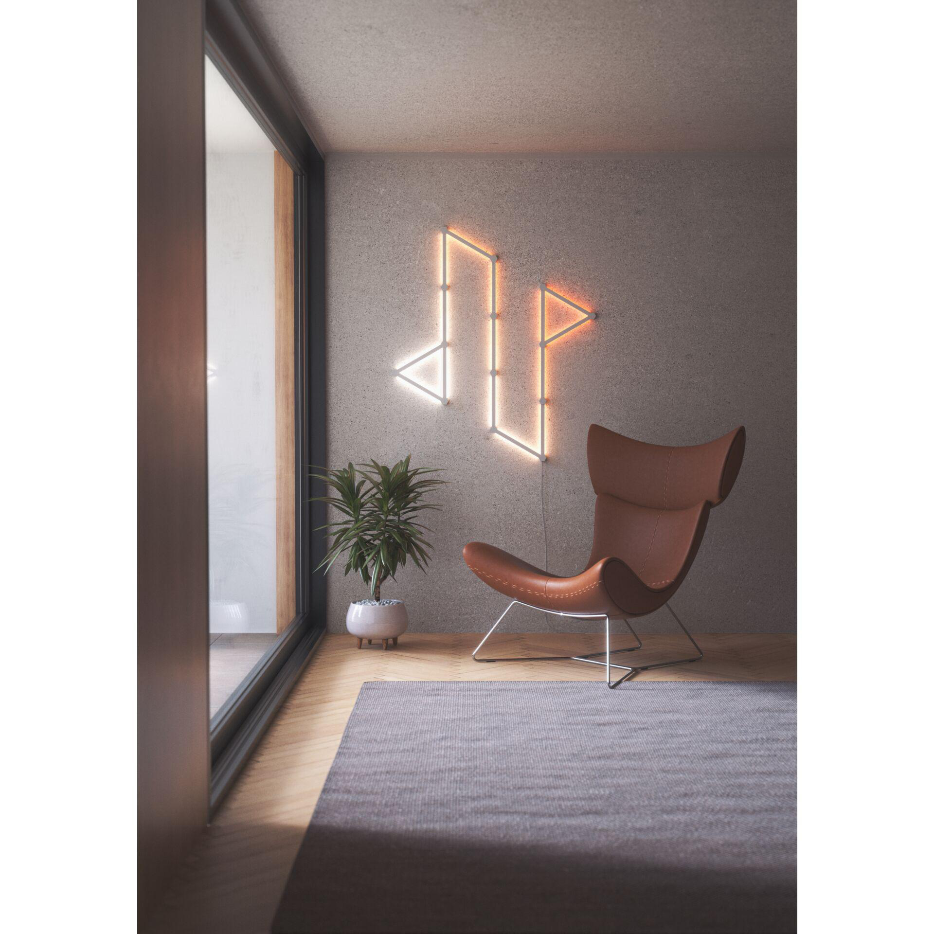 Ein modernes Zimmer mit Neonlicht, Stuhl, Pflanze und Fenster.