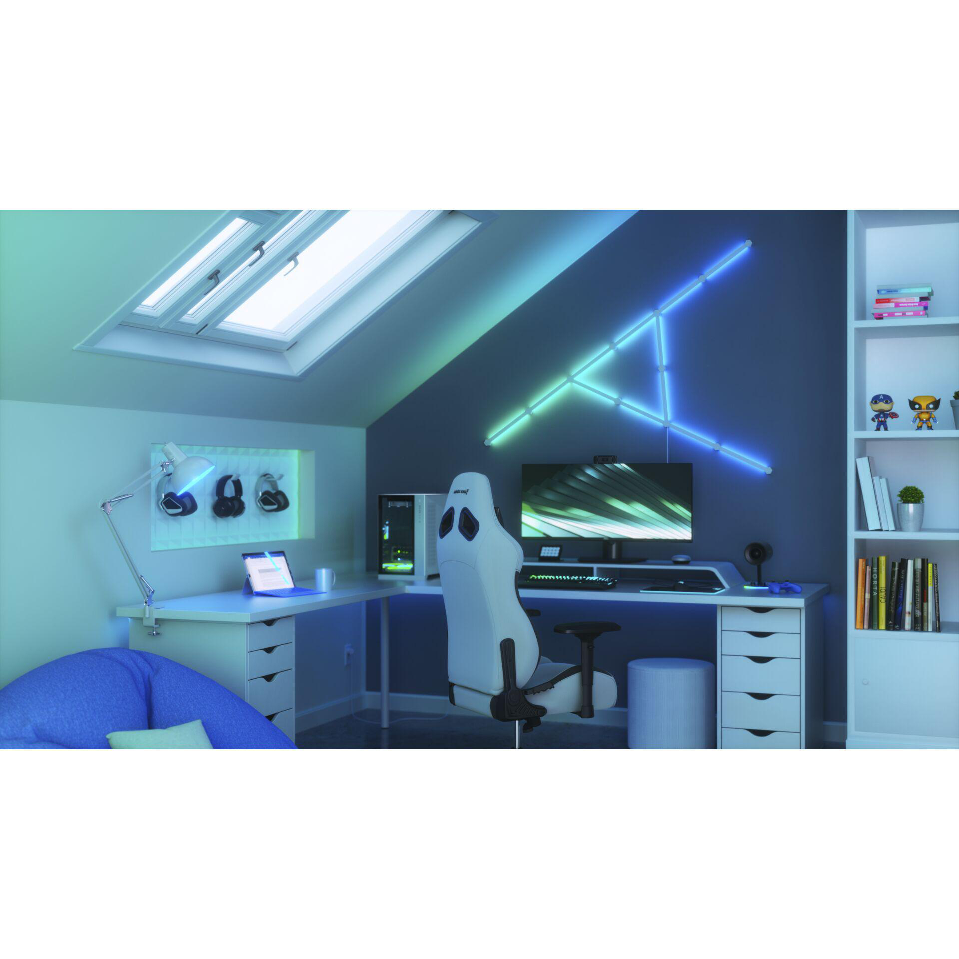 Modernes Gaming-Zimmer-Setup. Enthält Schreibtisch, Stuhl, Computer und Wandlichter.