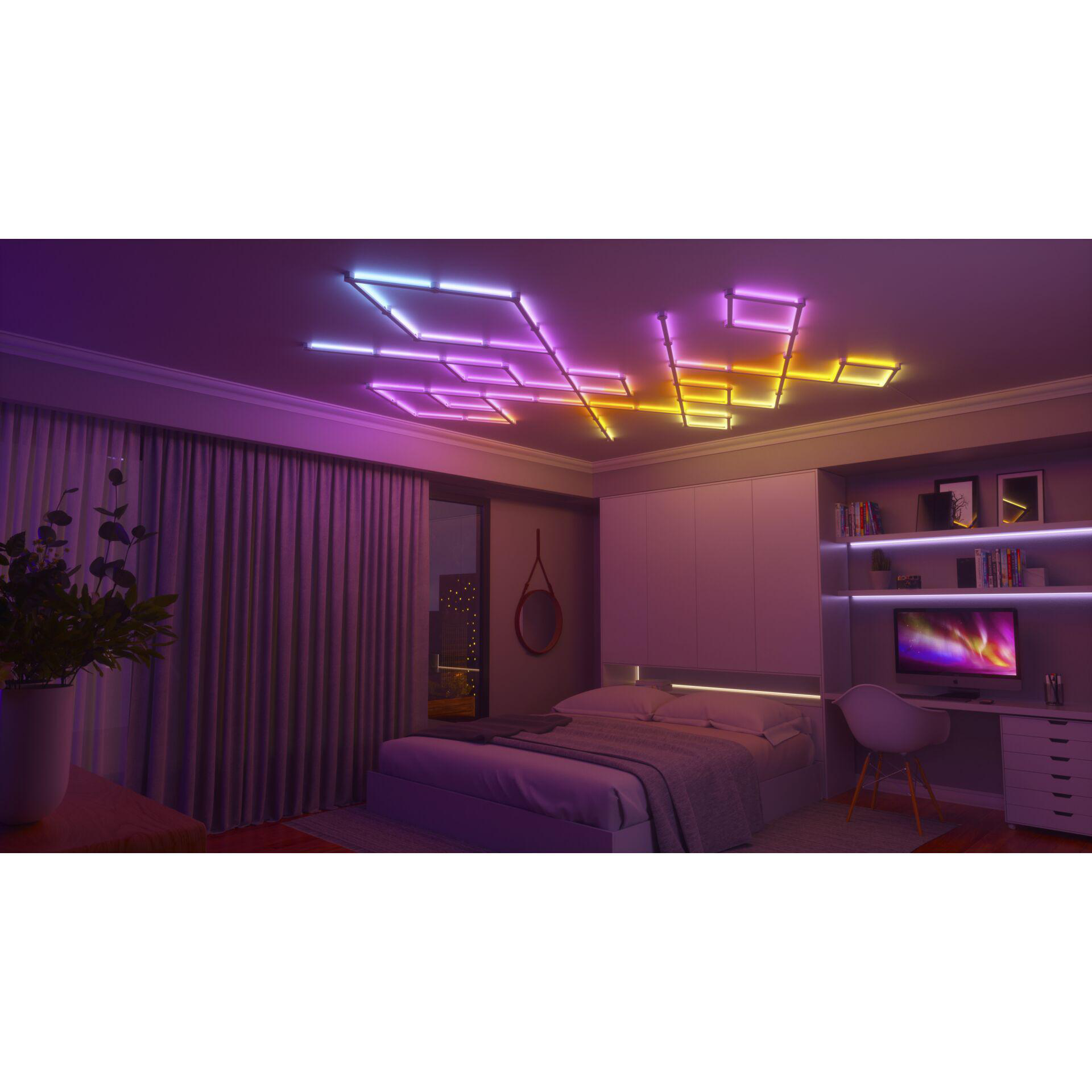 Schlafzimmer-Interieur mit bunten Deckenleuchten und einem Bett. Die Lichter erzeugen ein geometrisches Muster.