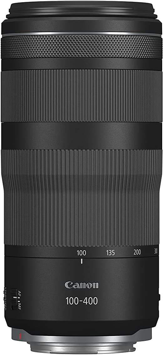 Objectif Canon 100-400mm. Noir avec des accents gris. Caractéristiques : bague de mise au point, repères de zoom et logo Canon. L'objectif est cylindrique.