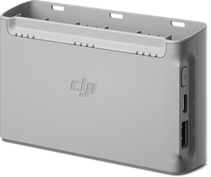 Een grijze DJI-oplaadstation met meerdere poorten en een aan/uit-knop. Het DJI-logo is zichtbaar.