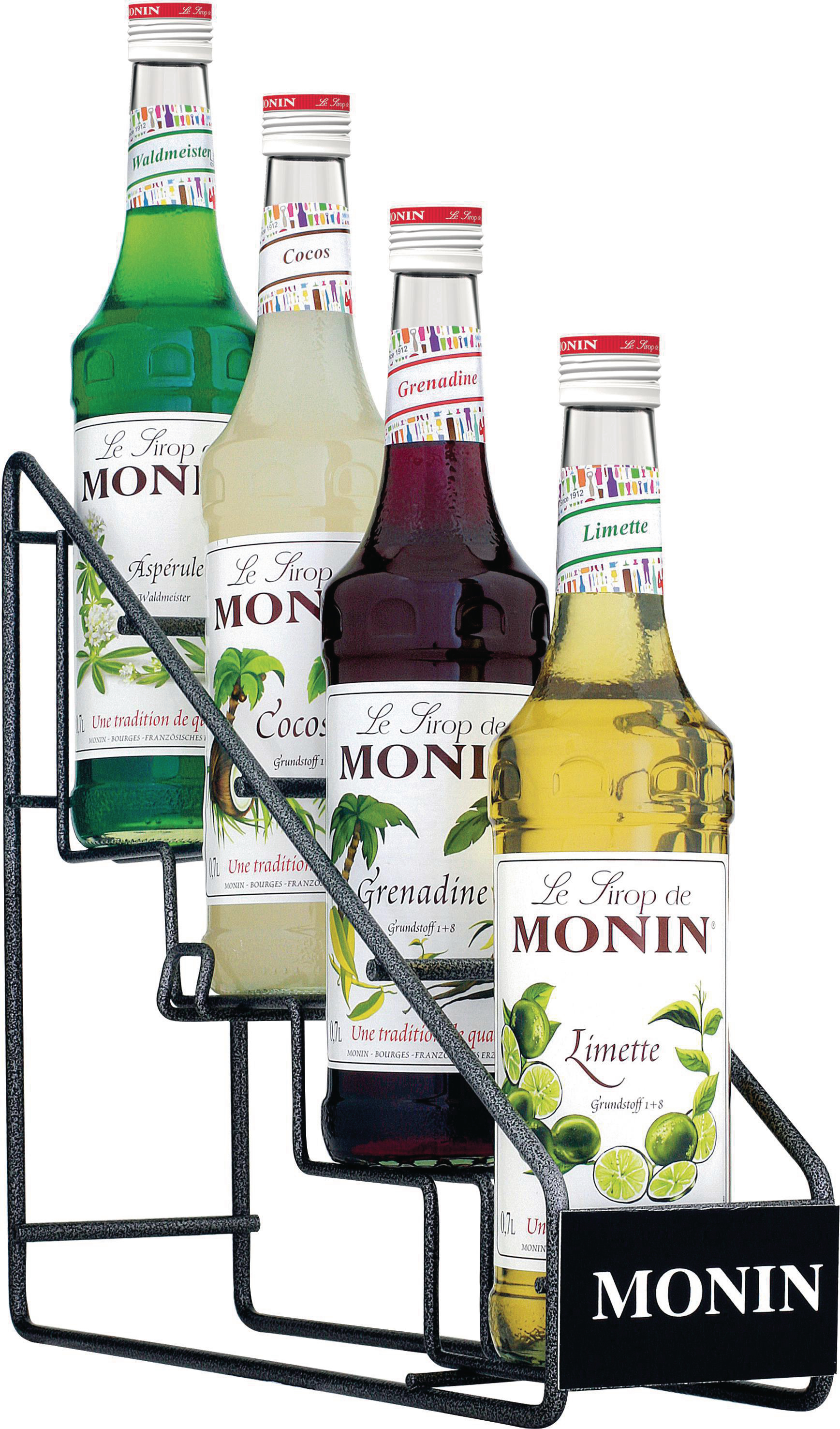 Vier Flaschen Monin-Sirup stehen auf einem Regal. Die Geschmacksrichtungen sind Asperule, Cocos, Grenadine und Limette.