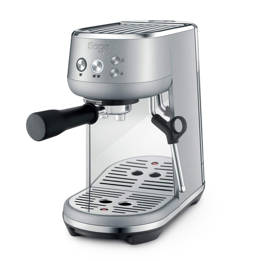 Zilveren espressomachine met een zwarte hendel en lekbak. Witte achtergrond.