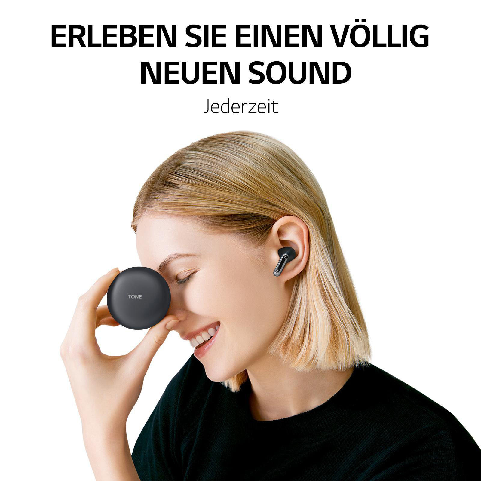 Frau hält dunkelgraues Kopfhörer-Etui. Lächelt. Text: Erleben Sie einen völlig neuen Sound.