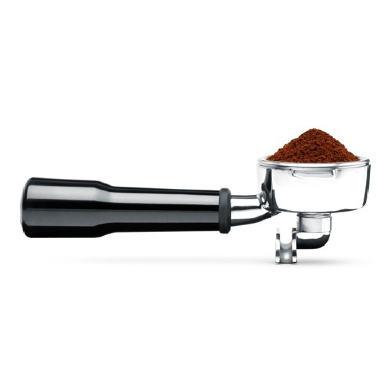 Een portafilter gevuld met gemalen koffie, klaar om in een espressomachine te worden geplaatst.
