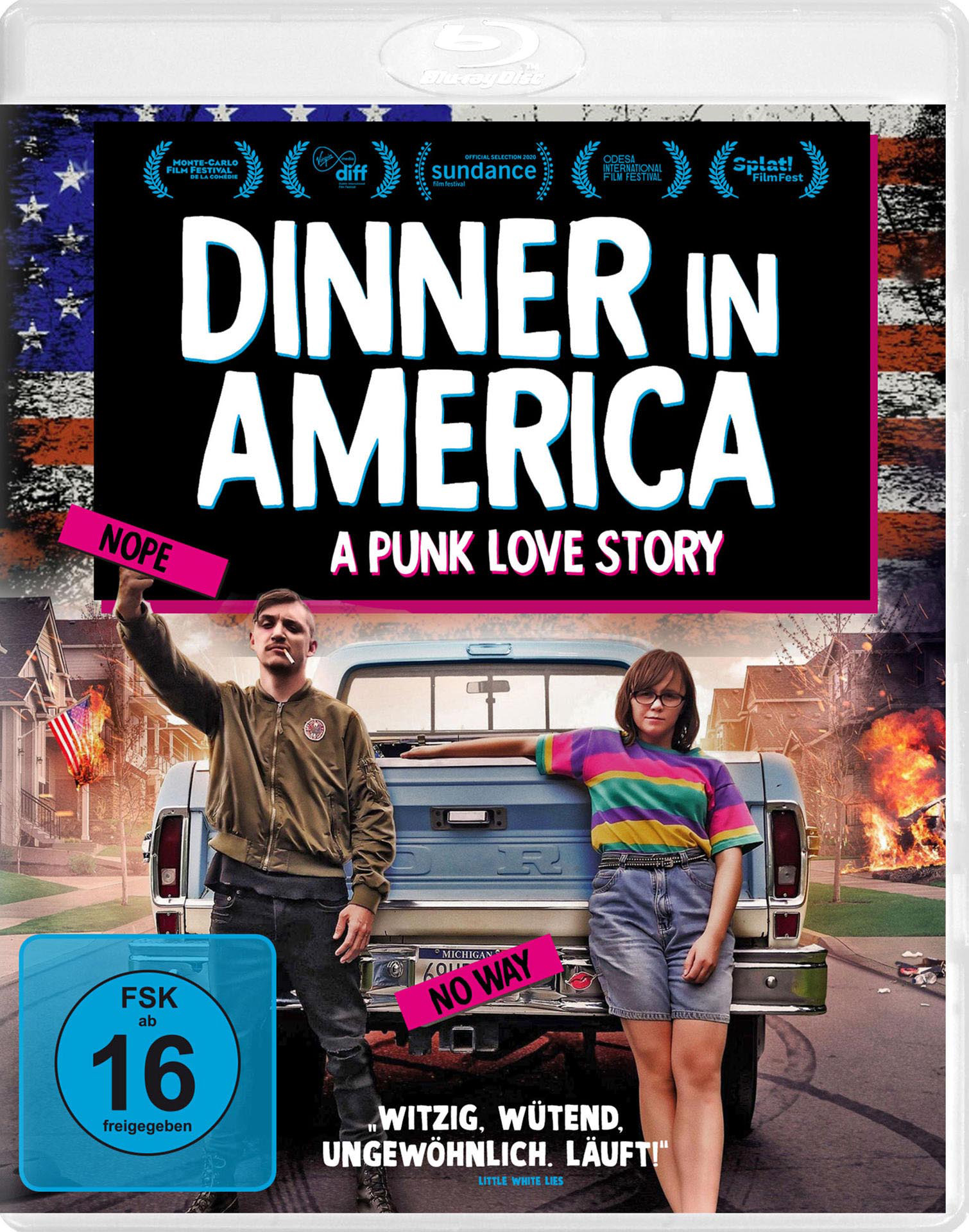 Filmplakat 'Dinner in America'. Ein Mann und eine Frau stehen vor einem LKW. Der Hintergrund ist eine Vorstadtstraße.