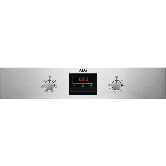 Een AEG-ovenbedieningspaneel met draaiknoppen, een digitale klok en temperatuurregelaars.