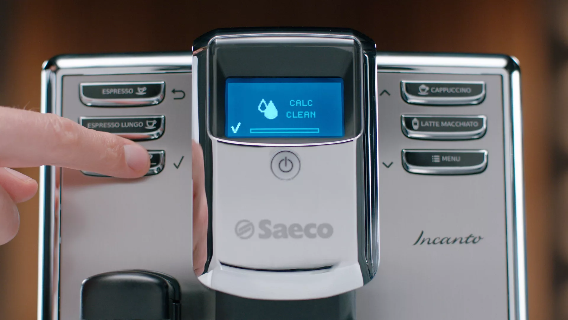 Une machine à expresso Saeco Incanto avec un écran bleu affichant 'Calc Clean'. Une main appuie sur un bouton.