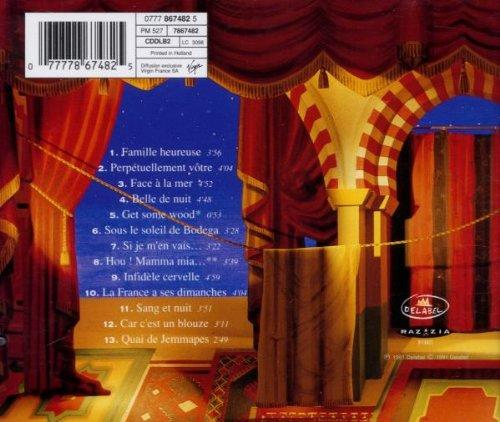 Rückseite einer CD mit französischen Titeln und farbenfrohem, theatralischem Hintergrund.
