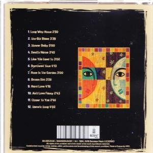 Eine CD-Rückseite mit Titelliste und Artwork, mit schwarzem Hintergrund und hellem Rand.