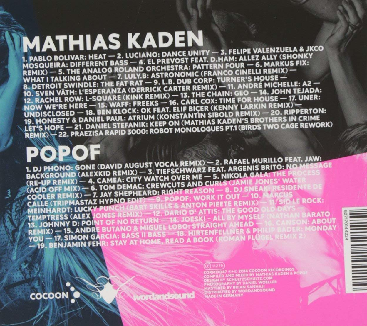 Ein Musikalbumcover mit Titeln und Künstlernamen. Der Name des Künstlers steht oben.