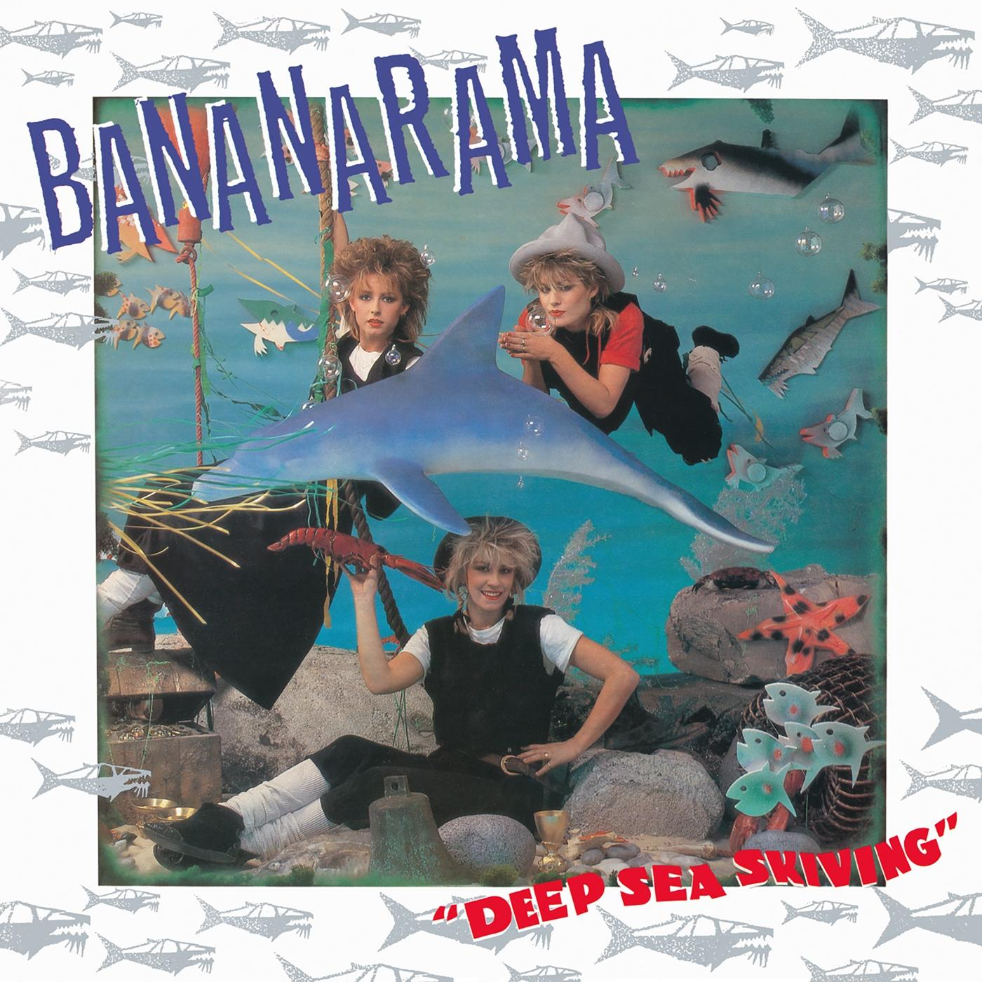 Bananarama album borító. Három nő kék cápával és tengeri elemekkel.