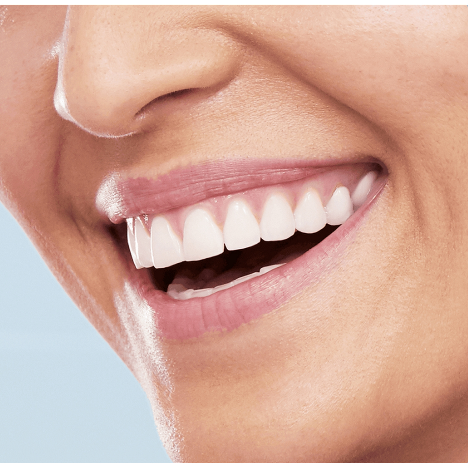 Un primer plano de la boca de una persona sonriendo, mostrando dientes blancos.