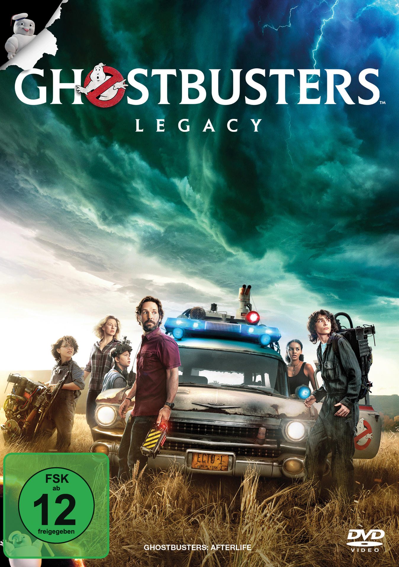 Ghostbusters Legacy: Gruppe mit Ecto-1 vor stürmischem Himmel.