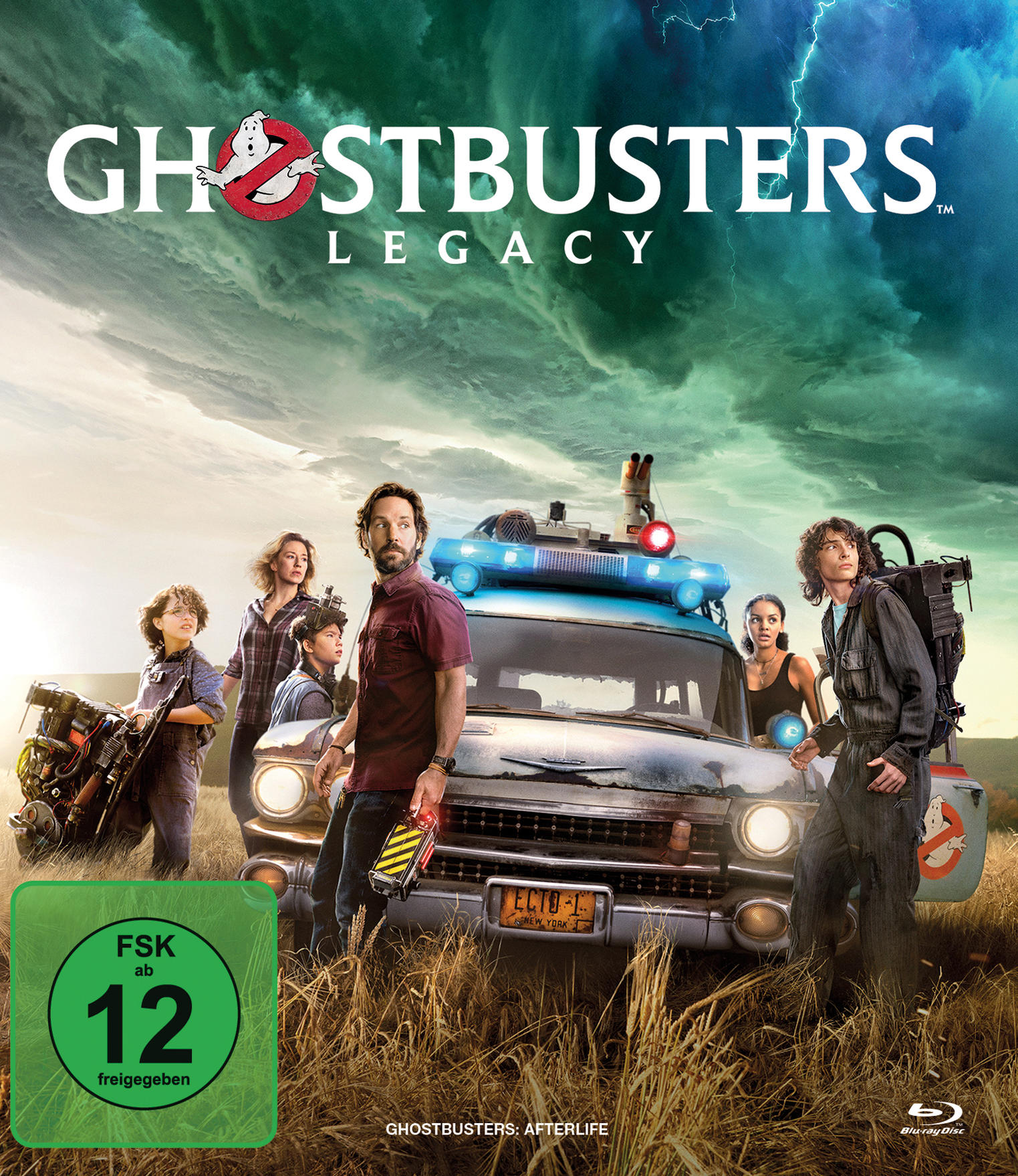 Ghostbusters: Legacy Blu-ray-Cover. Zeigt das Ghostbusters-Auto und die Hauptfiguren. Bewölkter Himmel.