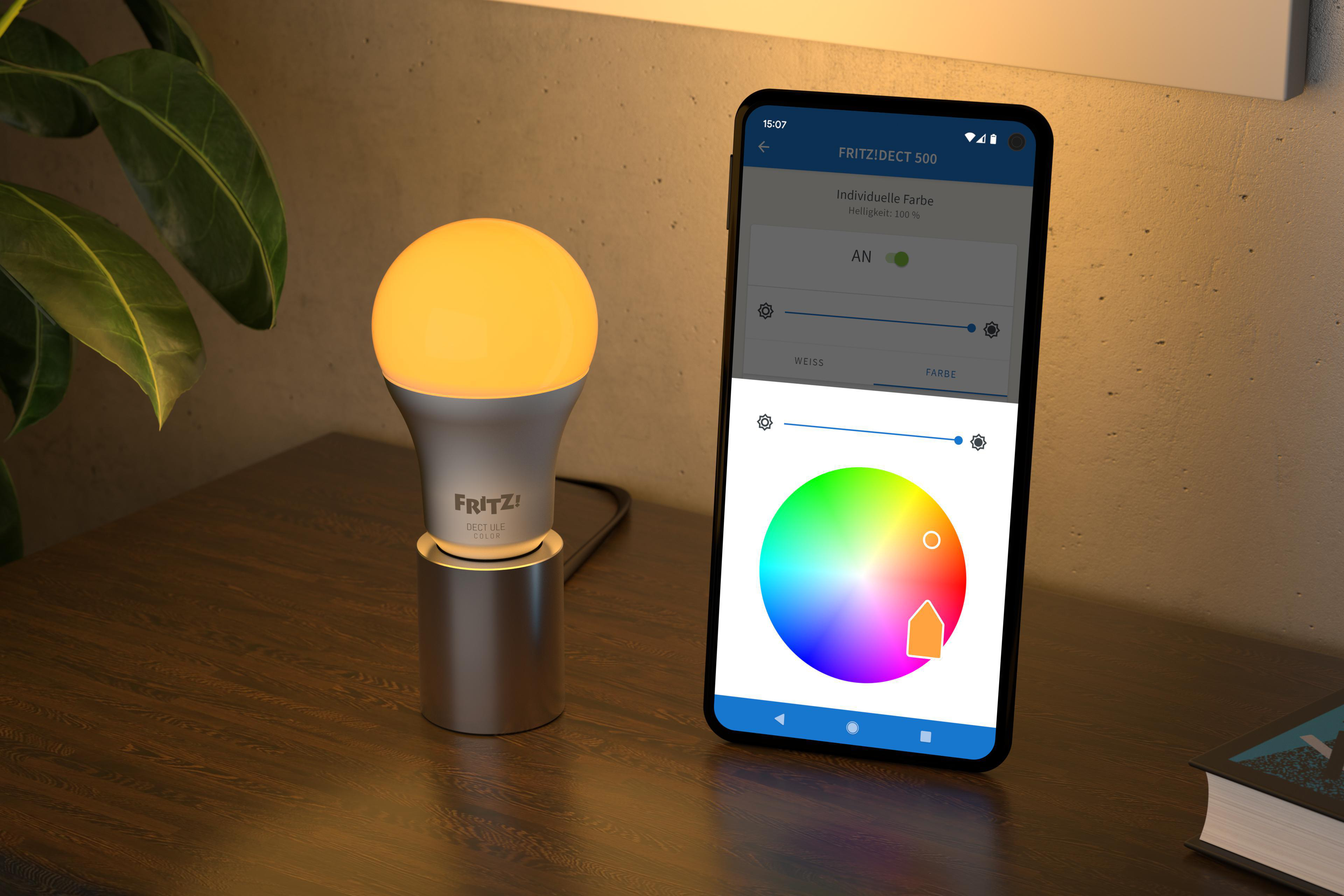 Glühbirne auf einem Ständer. Telefon zeigt Farbrad-App. Abendliche Einstellung.