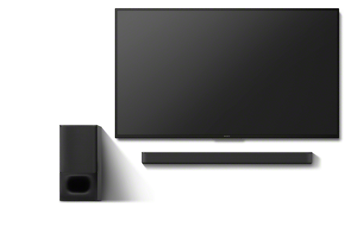 Un televisor negro, una barra de sonido y un subwoofer sobre un fondo blanco.