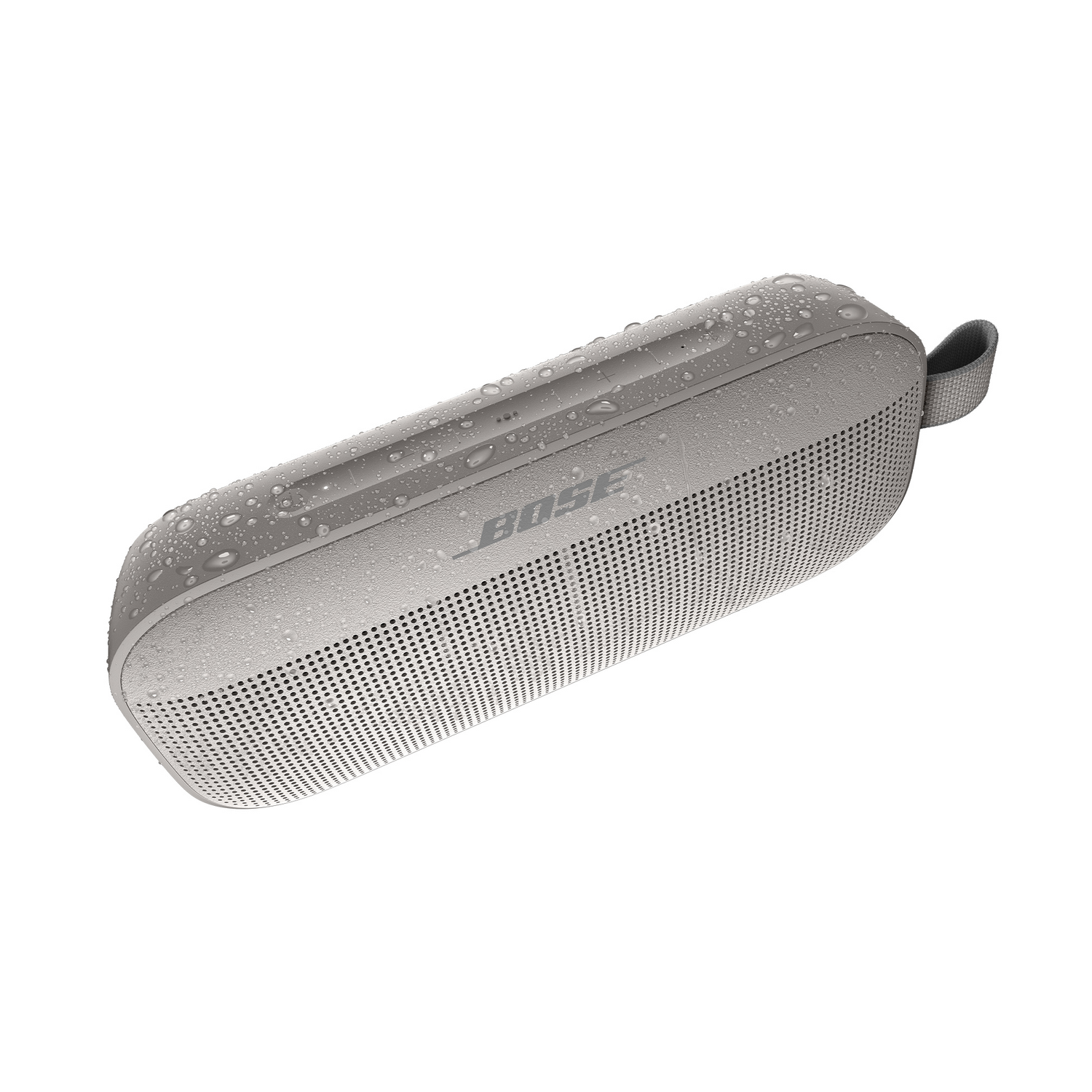 Altavoz Bose gris con gotas de agua. El altavoz está sobre un fondo blanco.