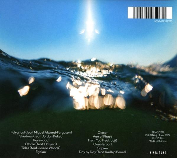 Le dos d'un boîtier de CD avec réflexion de l'eau et texte sur l'album.