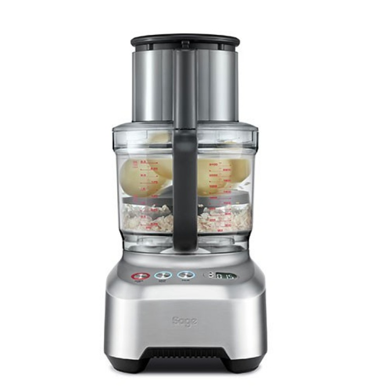 Een roestvrijstalen keukenmachine met ingrediënten zichtbaar van binnen.