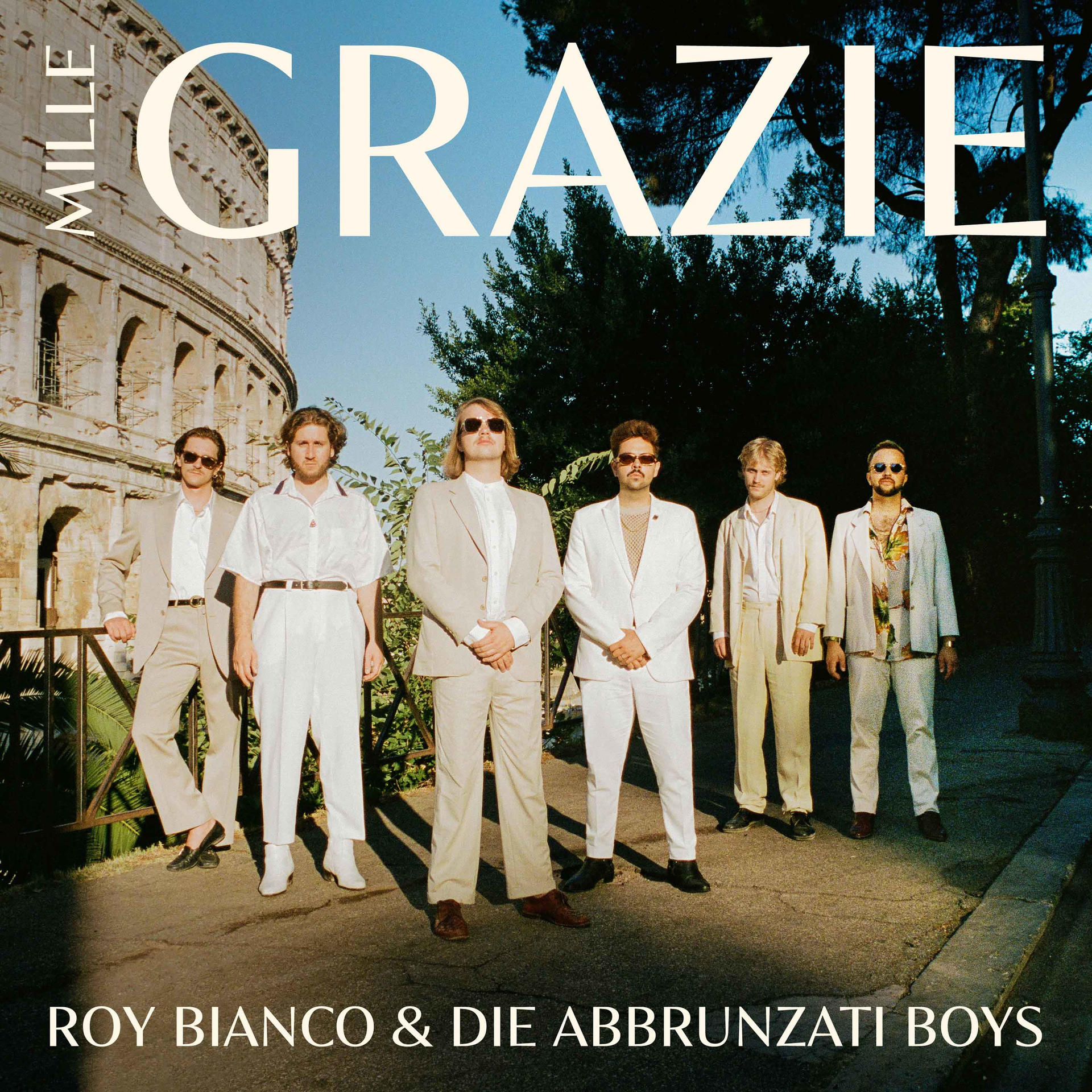 Sechs Männer in Anzügen stehen vor dem Kolosseum. Der Text lautet 'MILLE GRAZIE' und 'ROY BIANCO & DIE ABBRUNZATI BOYS'.