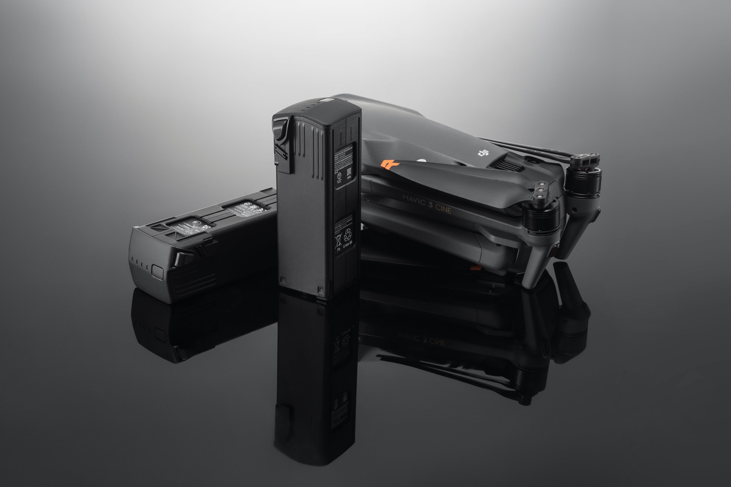 Drone en batterijpakket op reflecterend oppervlak. Zwarte en grijze kleuren.