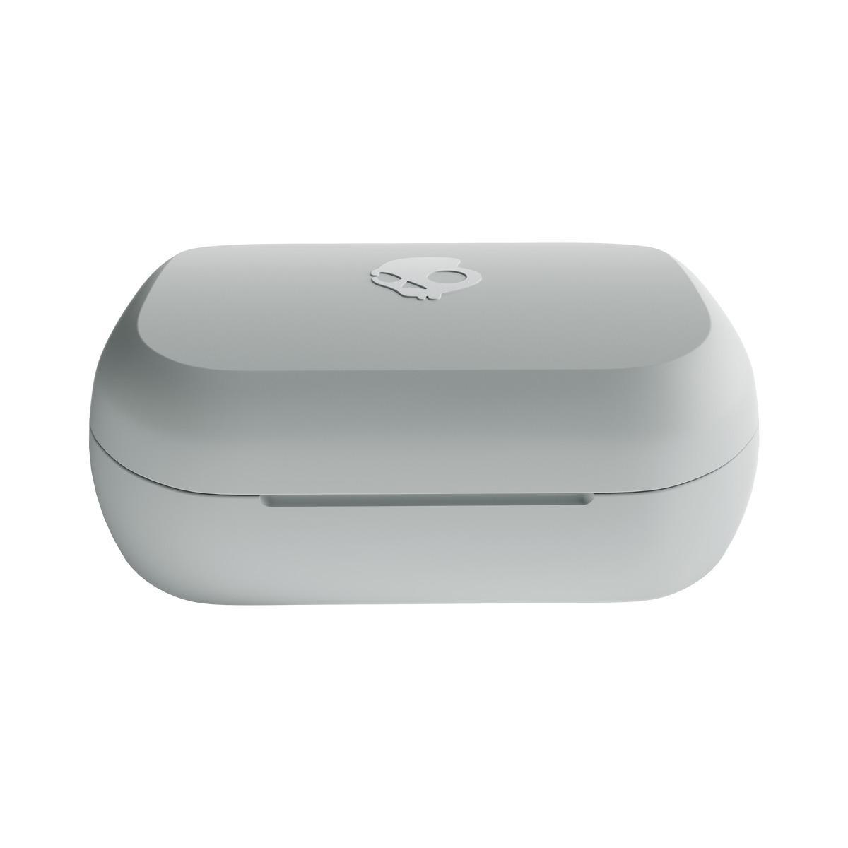 Ein weißes, ovales Gehäuse mit dem Skullcandy-Logo oben. Das Gehäuse ist glatt und geschlossen.