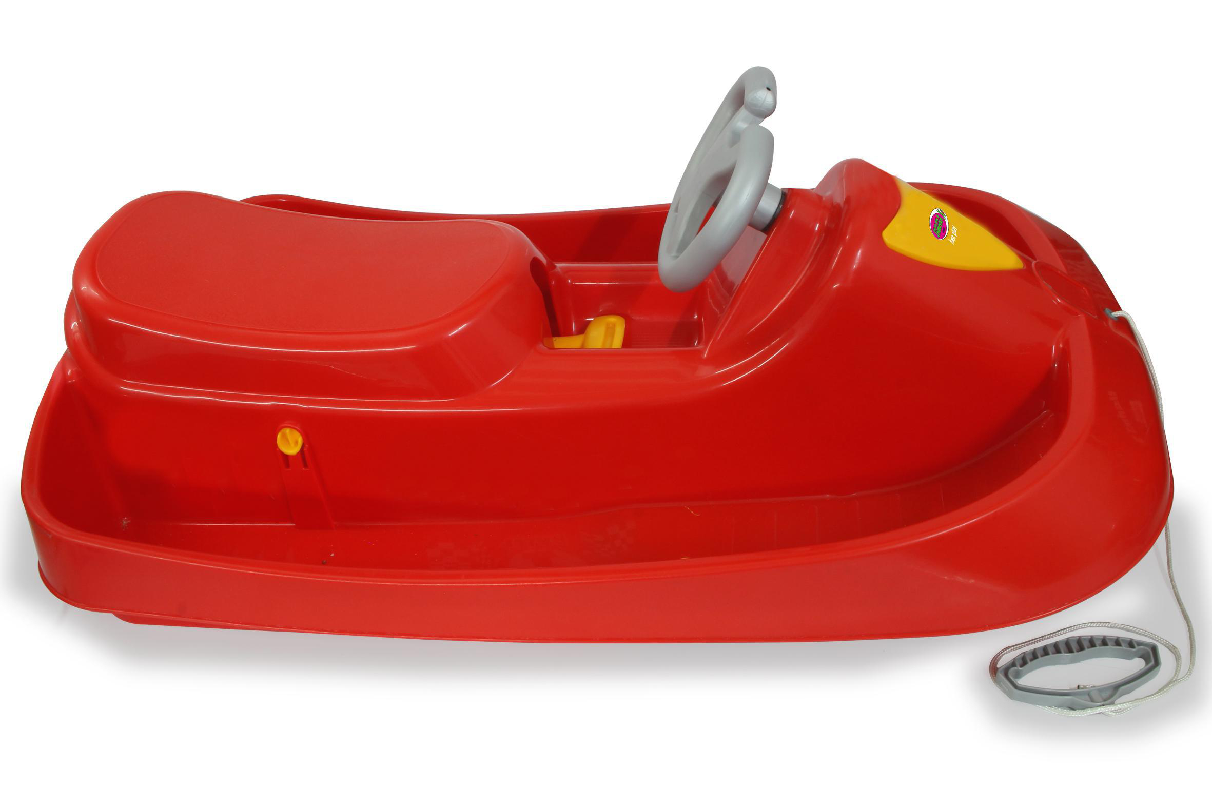 Roter Plastikschlitten mit Lenkrad und Abschleppseil. Weißer Hintergrund.