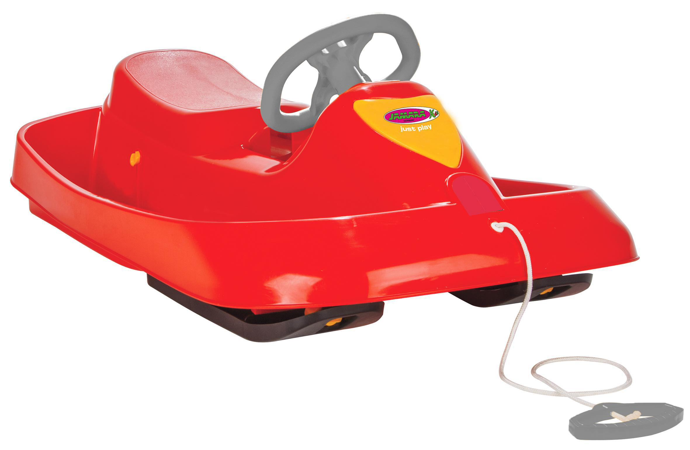 Roter Schneeschlitten aus Kunststoff mit Lenkrad und Abschleppseil, freigestellt auf Weiß.