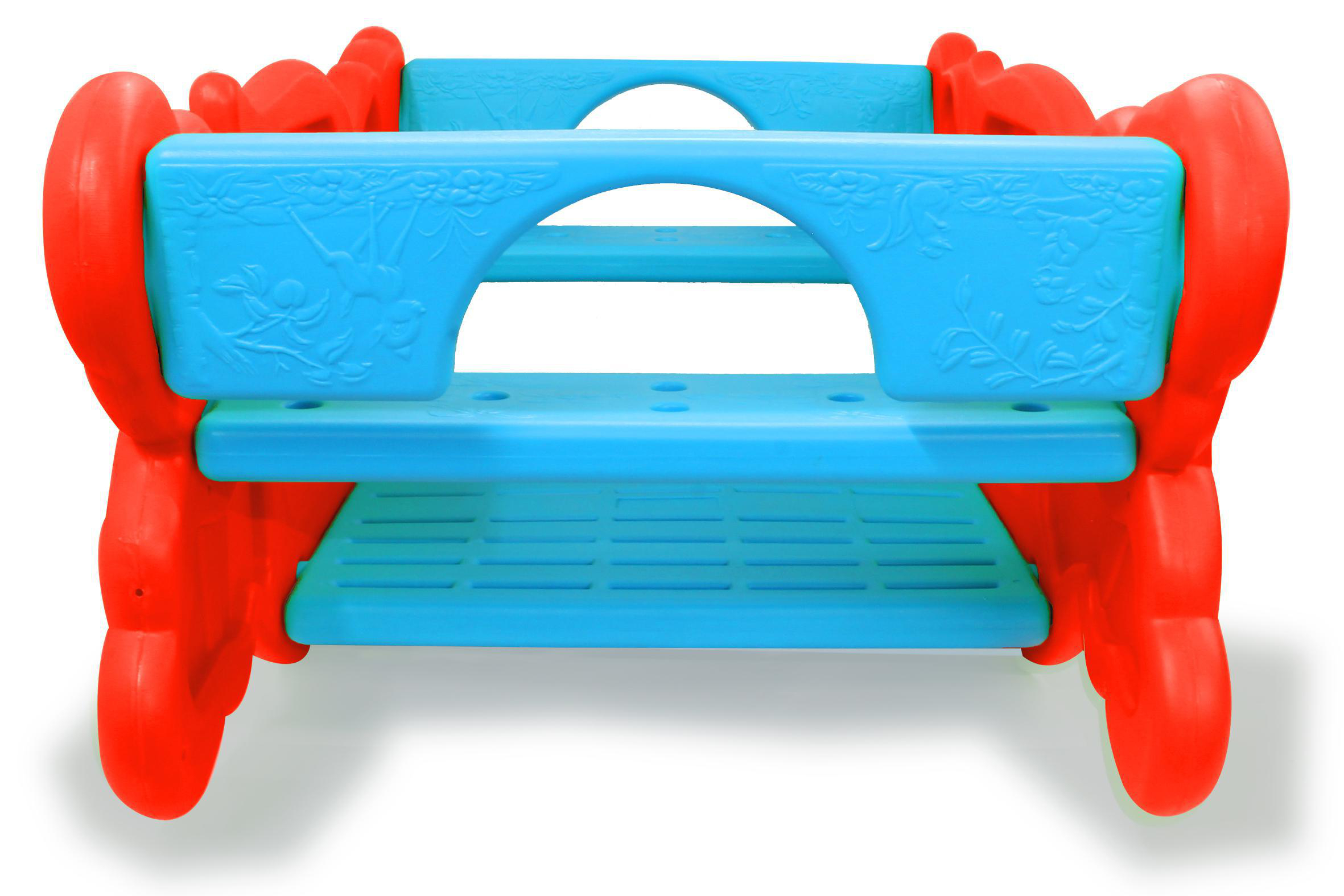 Eine rot-blaue Kinderbank aus Kunststoff, isoliert auf weißem Hintergrund.