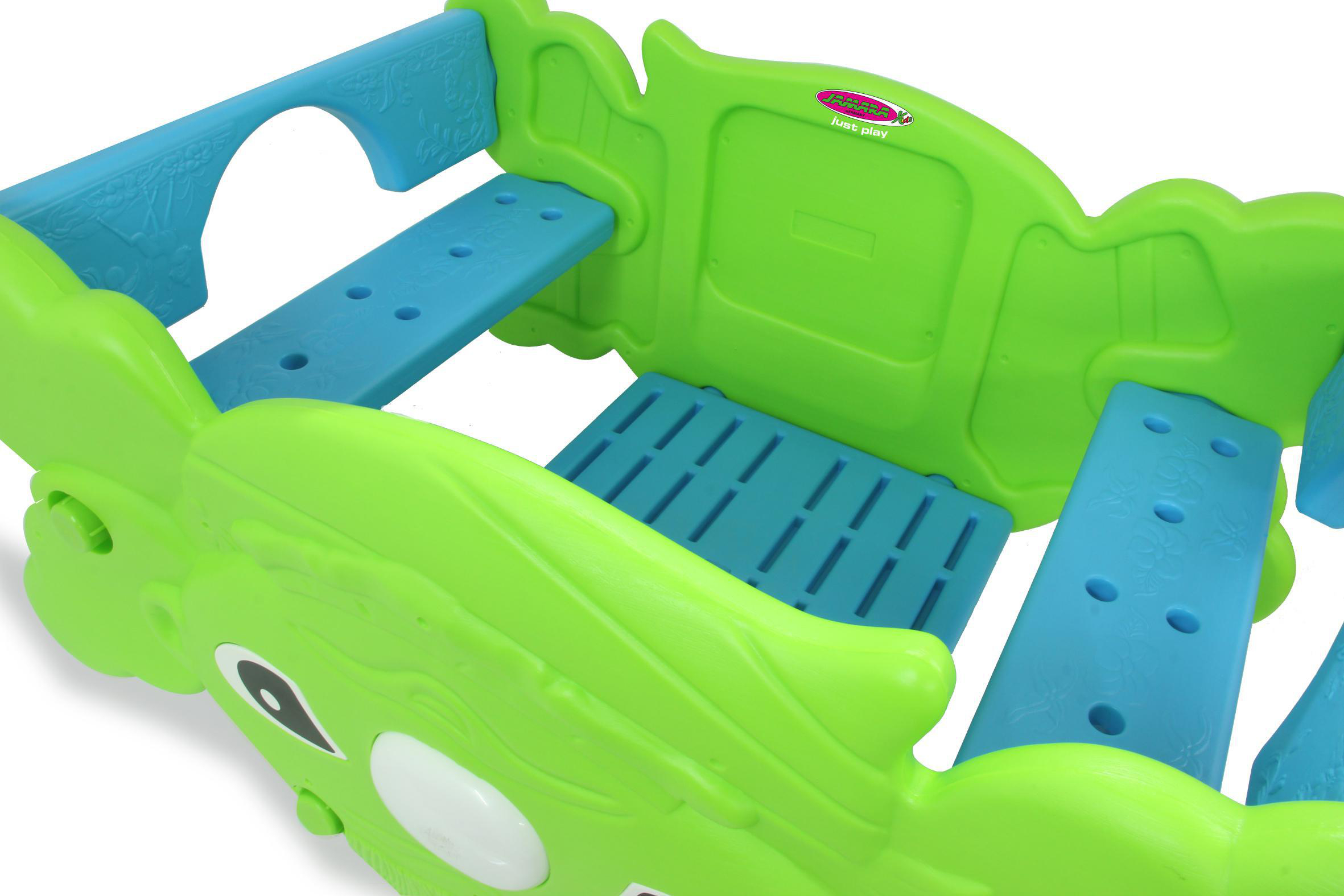 Grüne und blaue Spielplatzgeräte aus Kunststoff, Nahaufnahme.
