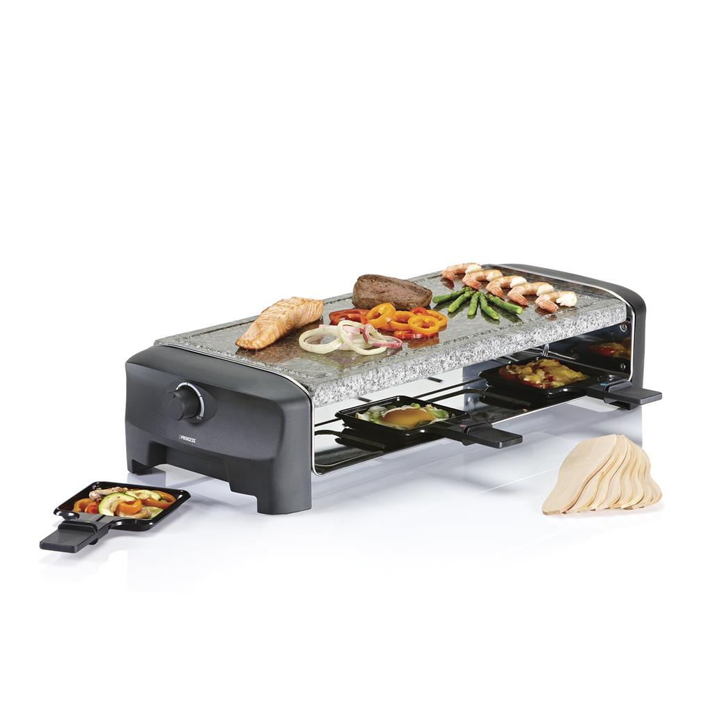 Una piastra raclette elettrica nera con pietra per cuocere salmone, bistecca, gamberi e verdure.