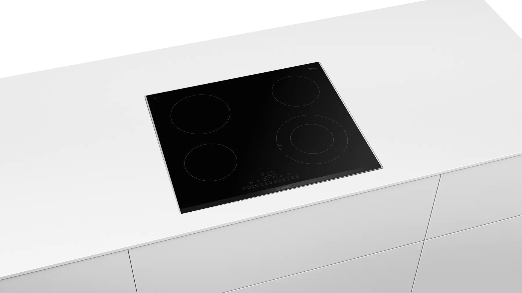 Plaque de cuisson à induction noire sur plan de travail blanc.