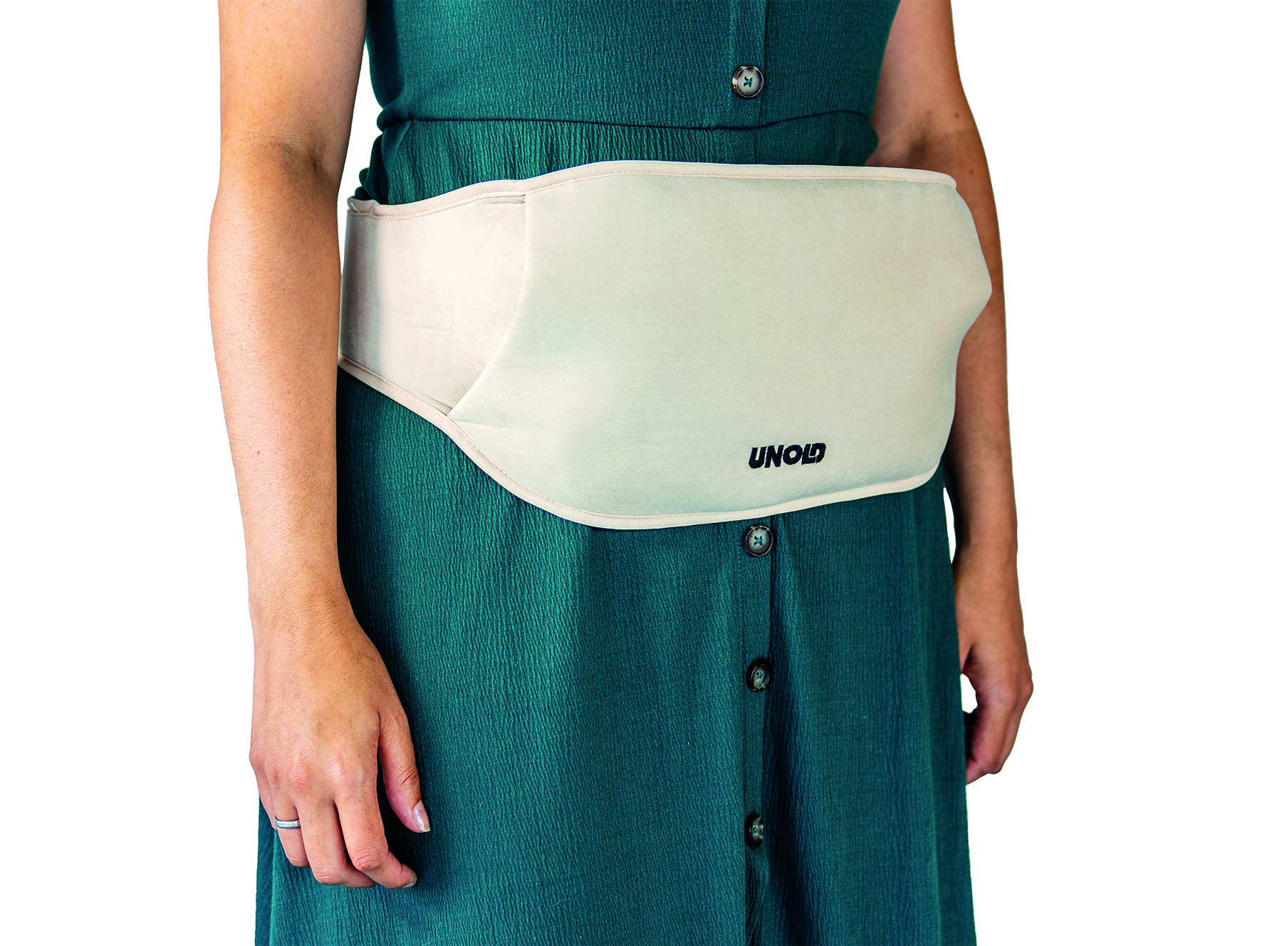 Person trägt einen UNOLD Heizgürtel um die Taille vor weißem Hintergrund.