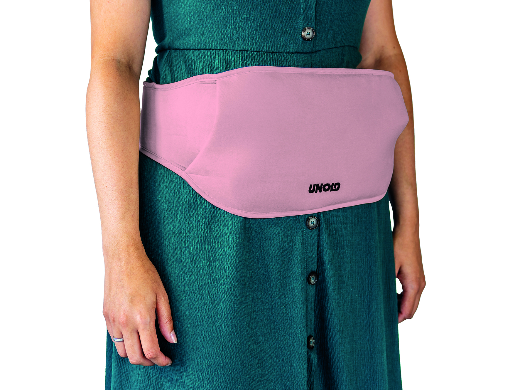 Eine Frau in einem grünen Kleid mit einem rosa Heizgürtel um die Taille.