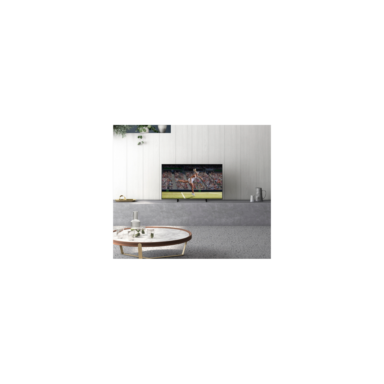 Un televisor que muestra un partido de tenis está en un entorno de sala de estar.
