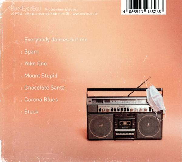 CD-Cover mit Albumtitel, Titelliste und Ghettoblaster mit Gesichtsmaske auf pfirsichfarbenem Hintergrund.